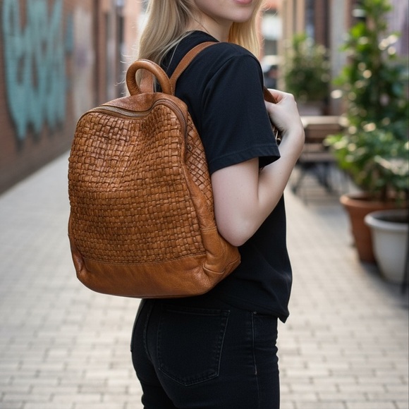 Vilenca Holland Brown Leather Backpack - Picture 1 of 11